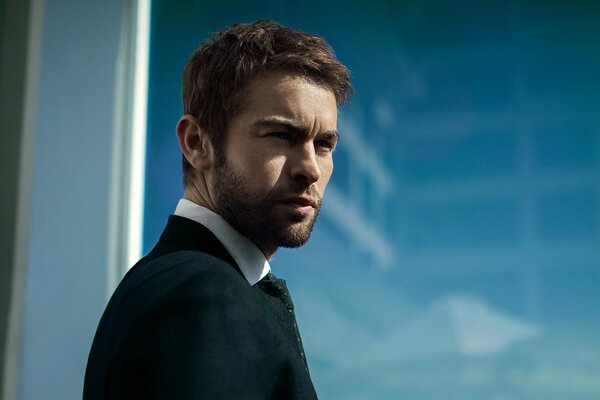 Acteur Chase Crawford en costume