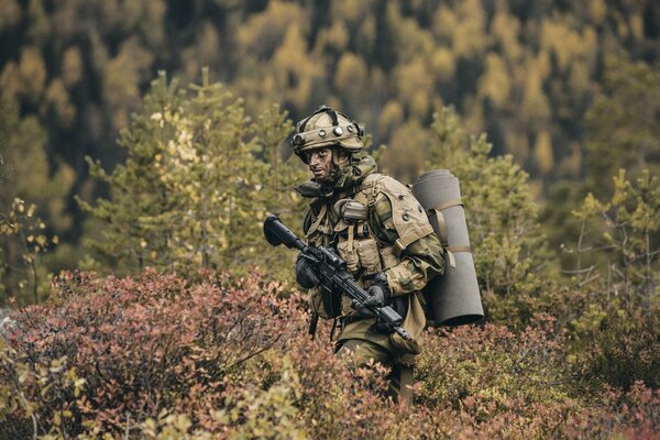 Equipment of a Norwegian soldier in the woods