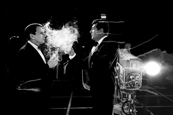 Frank Sinatra y el decano Martin fuman cigarros