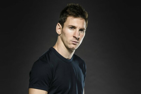 Footballeur Messi dans un t-shirt noir élégant sur fond noir