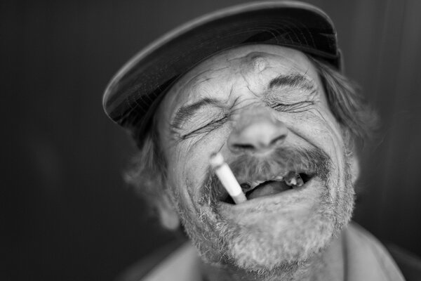 Homme édenté avec une cigarette dans la bouche