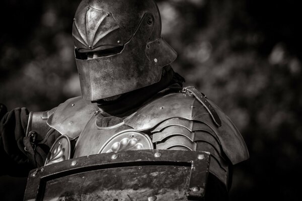 Guerrier en armure portant un casque avec un bouclier