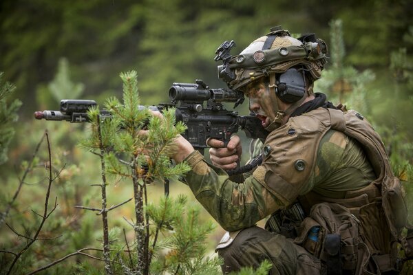 Ein Soldat der norwegischen Armee hält Waffen