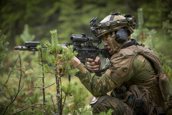 Un soldat de l armée norvégienne tient une arme