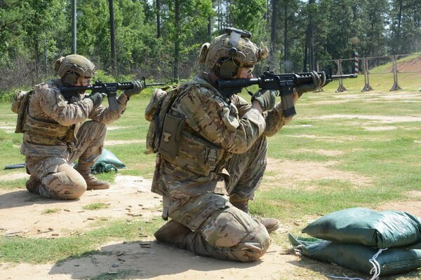 Soldati nell esercito con armi in esercitazione