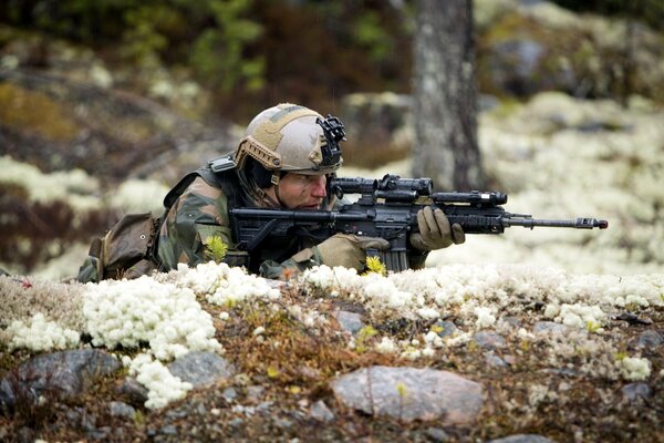 Soldat couché dans une embuscade avec des armes