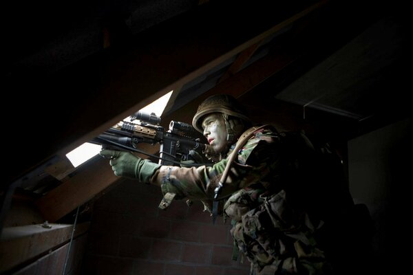 Soldado con armas en el ático