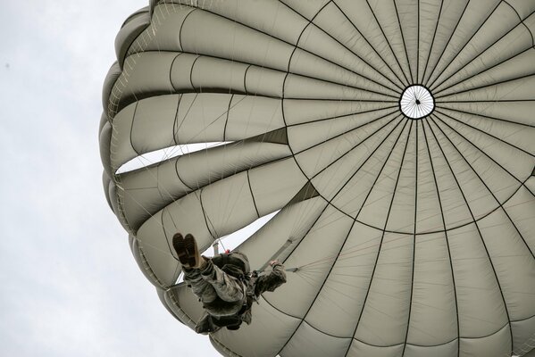 Soldat, der mit dem Fallschirm nach unten fliegt