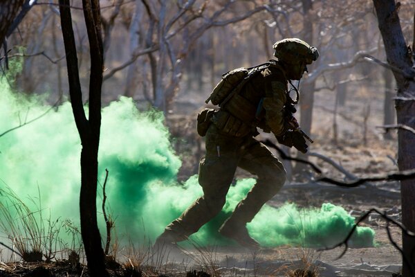 Soldat de la Grenade signal de l armée australienne avec