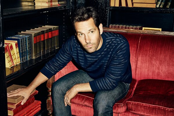 Attore Paul Rudd in un maglione sul divano