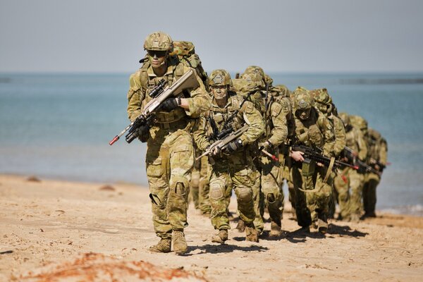 Soldaten bei der Landung auf dem Wasser