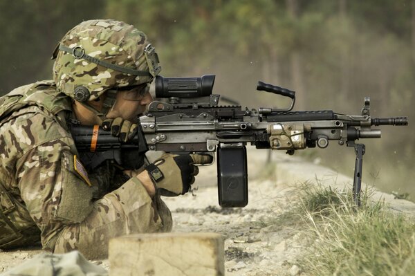 Soldat avec une arme à la main vise