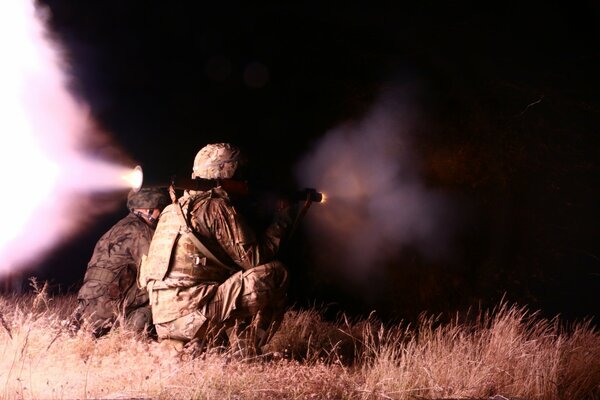 Żołnierze strzelają w nocy