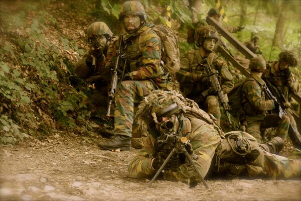 Бельгийские солдаты во время стрельбы на учениях