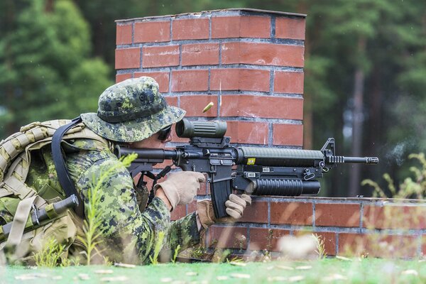 Kanadischer Soldat bereitet sich auf Angriff vor