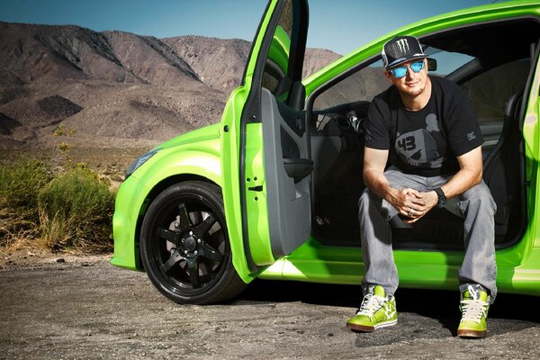 Pilota Ken Block in ford focus verde