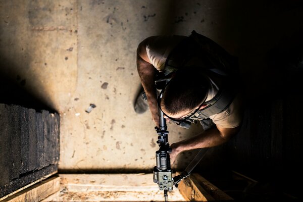 Bewaffneter Soldat auf einem Kampfposten