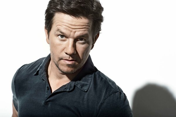 Mark Wahlberg en chemise noire