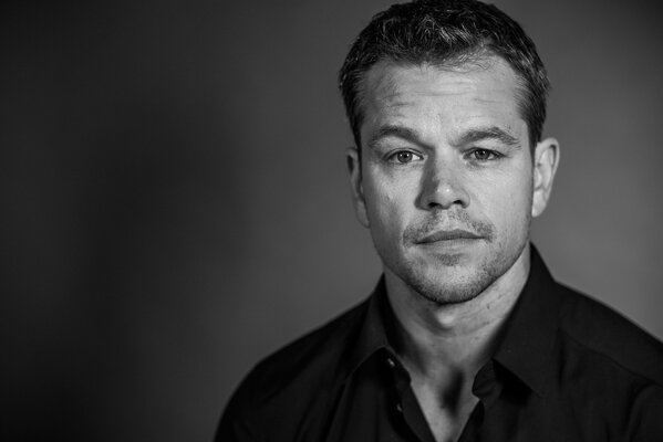 El actor Matt Damon sobre un fondo blanco y negro