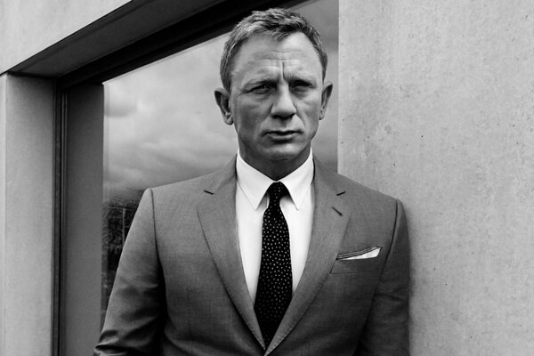 Daniel Craig in giacca e cravatta. Foto in bianco e nero