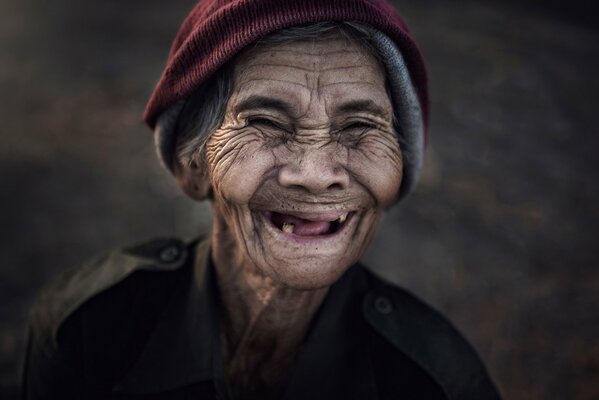 Thaï vieille femme avec un sourire sur son visage