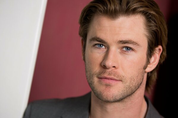 Le visage de l acteur Chris Hemsworth closeup en plein visage