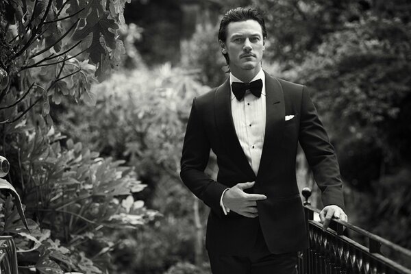 Luke Evans in abito a farfalla