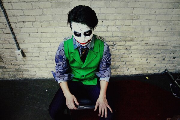 Joker con un cuchillo en un chaleco verde