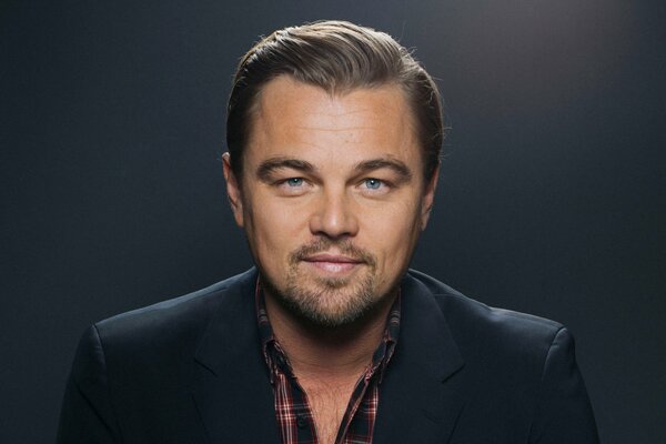 Retrato de Leonardo DiCaprio sobre un fondo oscuro