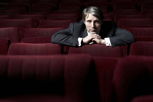 Mads Mikkelsen en una sesión de fotos en la sala de cine