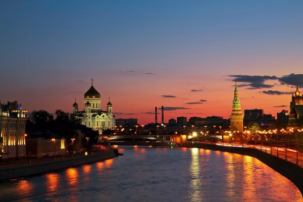 Puesta de sol en el río en Moscú