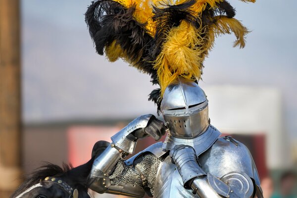 Chevalier en armure et casque avec des plumes