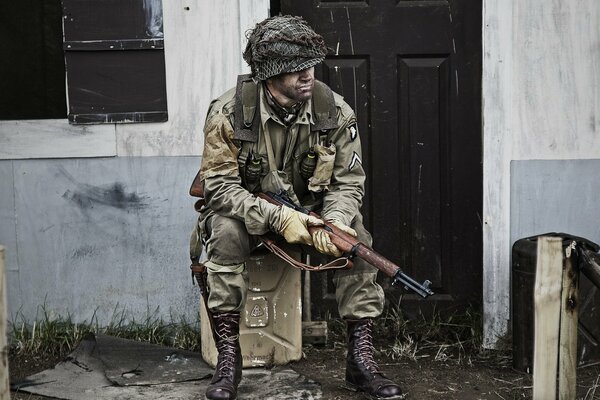 Soldat avec des armes au repos