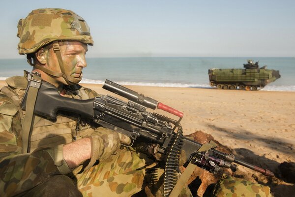 Żołnierz Armii Australijskiej z bronią