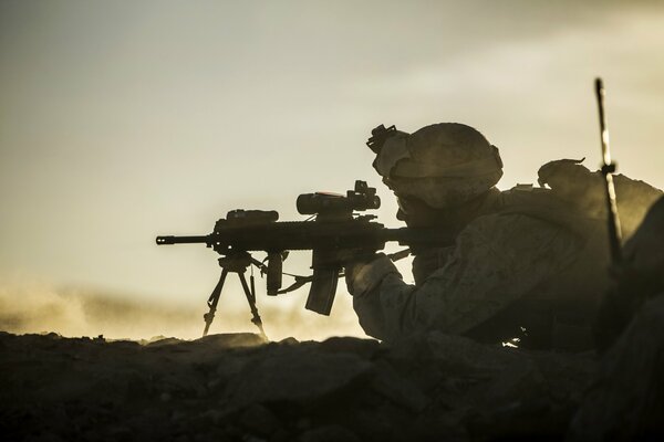 Soldaten in der Wüste bereiten sich darauf vor, zu schießen