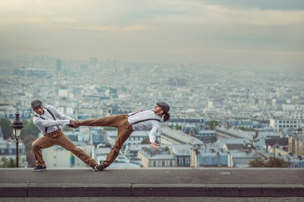 Deux danseurs français sur fond de ville