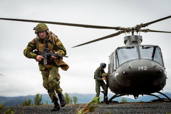 Un hélicoptère de combat a atterri pour débarquer des soldats