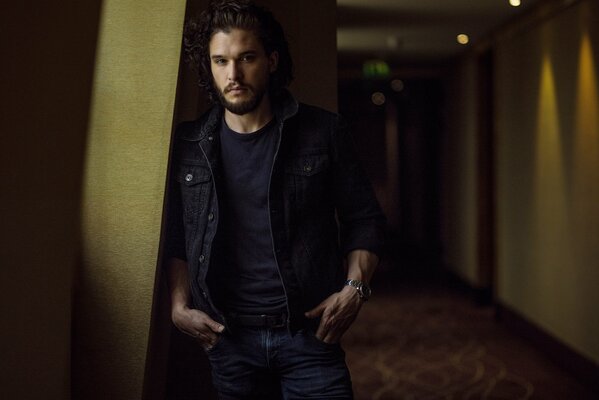 Attore Kit Harington al servizio fotografico della rivista Paris Match in blu scuro