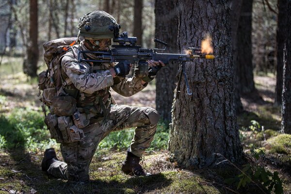 Soldado en el bosque dispara al objetivo