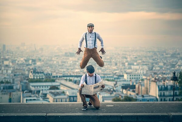 Un homme dansant avec un journal rebondit dans la ville