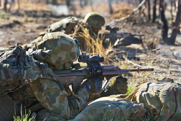 Soldats australiens sur le champ de tir avec des armes