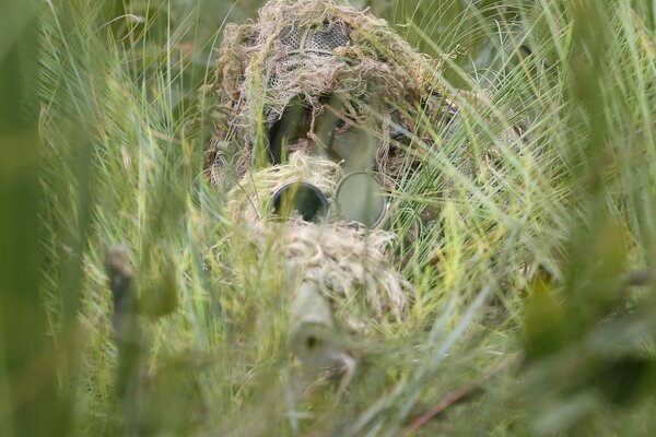 Australische Armeesoldaten mit Waffen