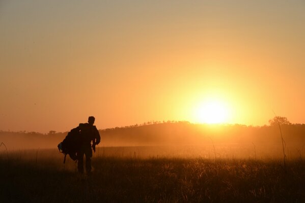 Soldat dans la matinée sur le terrain