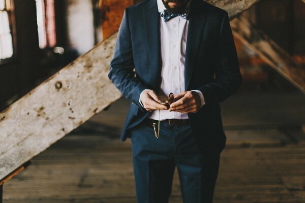 Un homme au défilé avec une montre mais sans visage