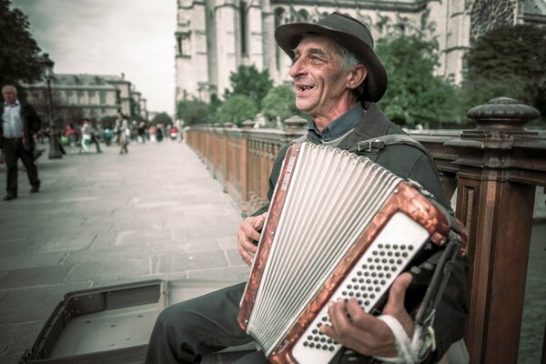 Viejo músico tocando en la calle