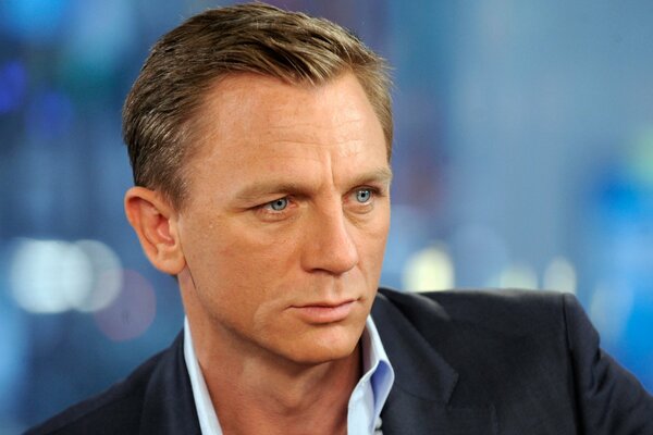 Niebieskooki Daniel Craig w marynarce