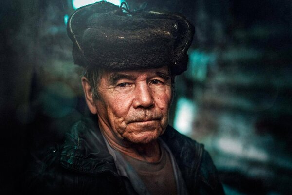 Anciano con sombrero en el pueblo