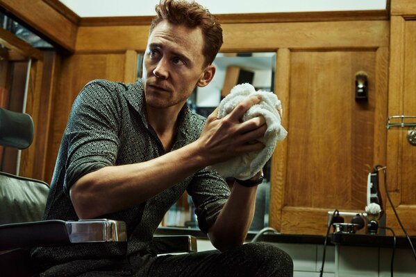 Tom hiddleston con una toalla en la mano para una sesión de fotos