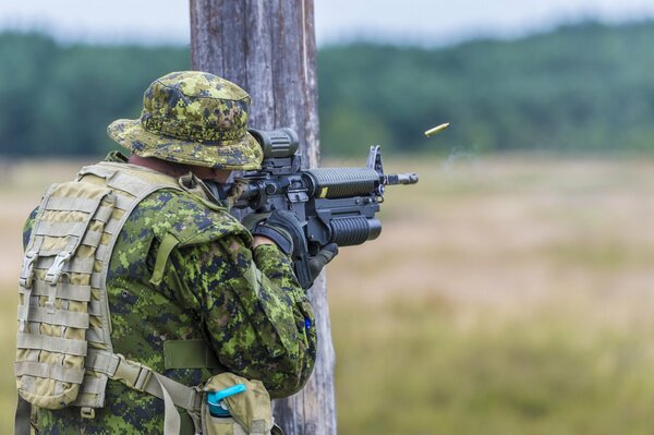 Disparo militar en camuflaje