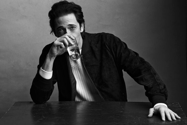 Sesión de fotos en blanco y negro de Adrian Brody para la revista